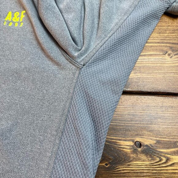 Abercrombie and Fitch men’s ¼ zip gray pullover thumb holes size Medium - Picture 8 of 11